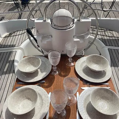 Botel Sea Bloom - Sleep & Sail In Tejo Lisbona