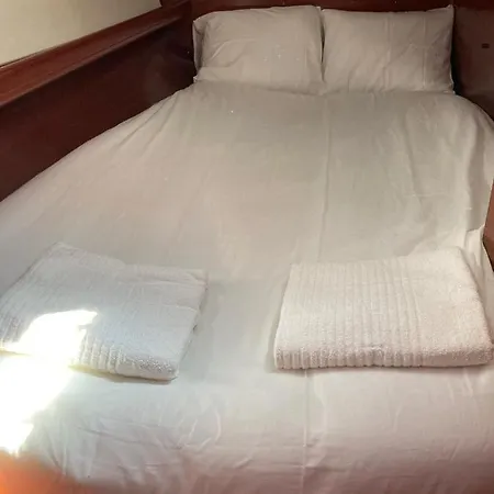 Sea Bloom - Sleep & Sail In Tejo Båthotell Lisboa